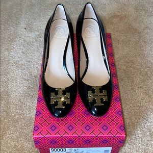 Tory Burch Raleigh black patent pumps